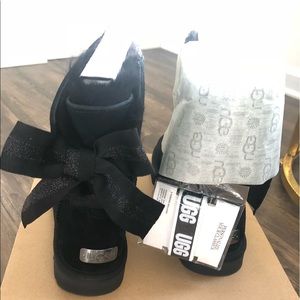 UGG w/customizable Bailey Bow Short (Black)